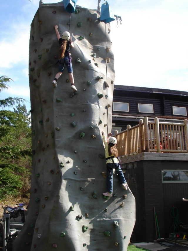  挑战我们的攀岩墙